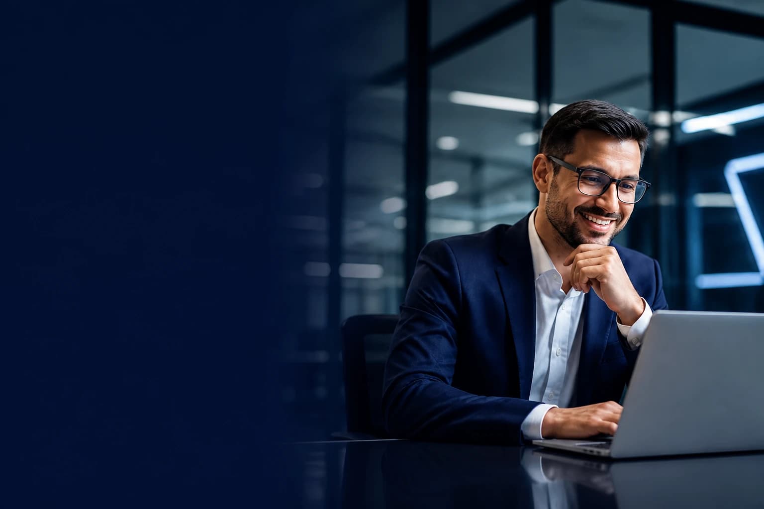 Profissional analisando informações no notebook em ambiente corporativo