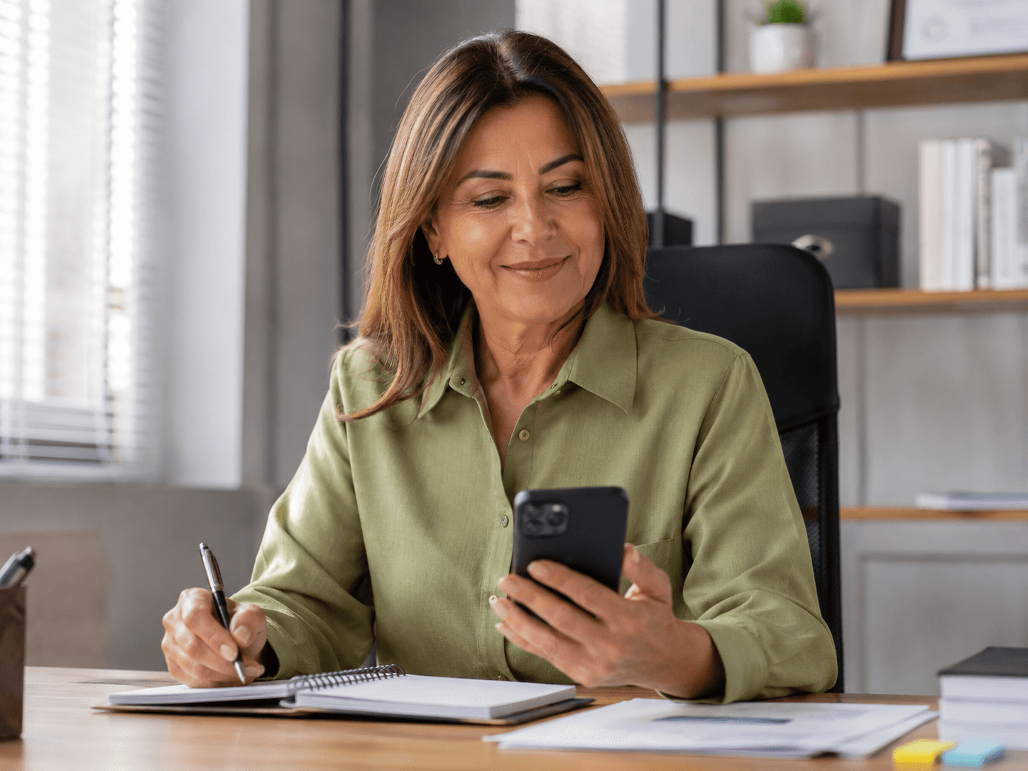 Servidora pública consultando uma proposta de crédito no celular