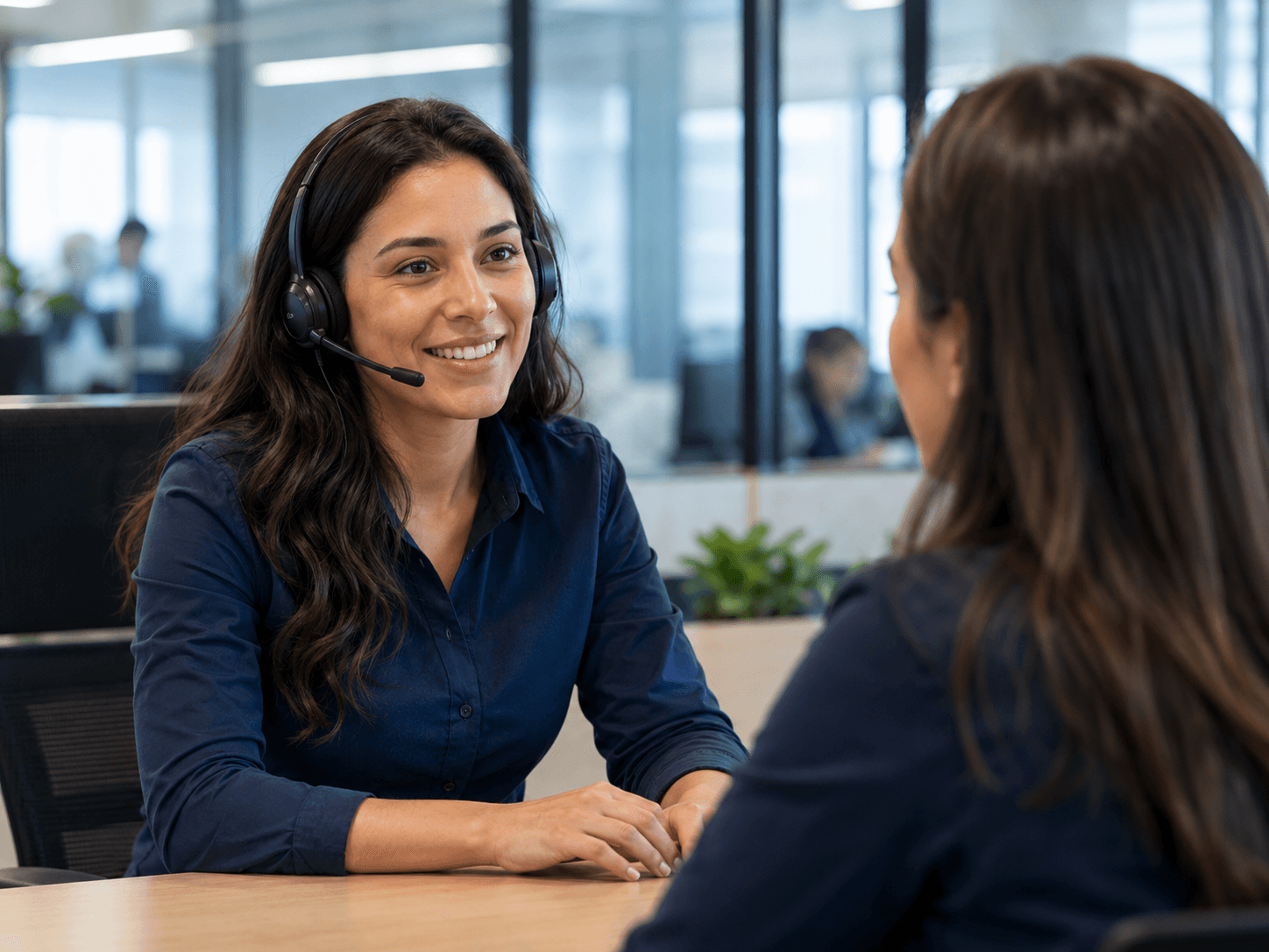 Atendente da Valor conversando com uma cliente