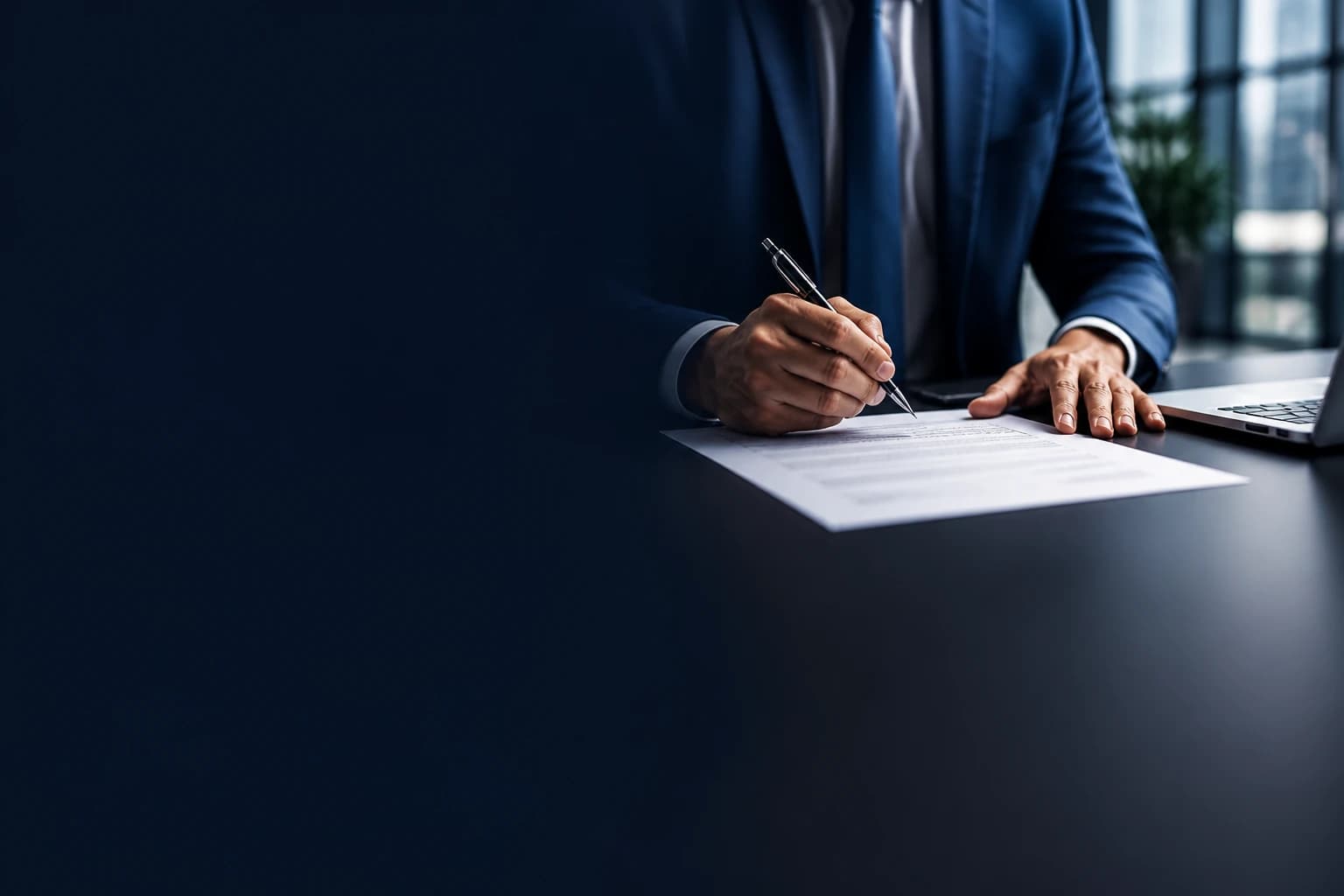 Profissional assinando documento em mesa de escritório