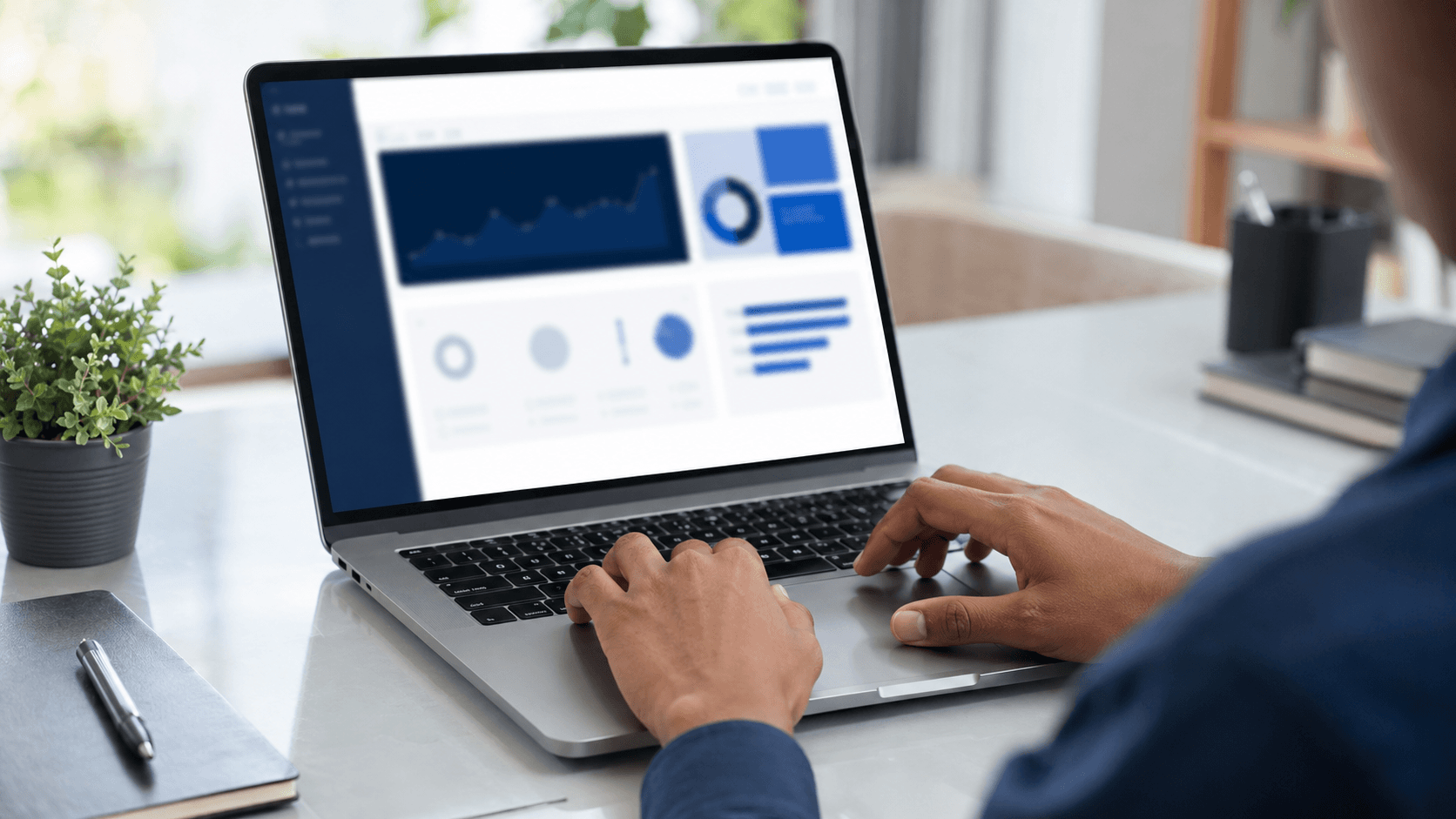 Profissional da Valor consultando informações em ambiente de trabalho